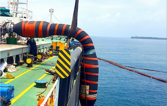 Marine Oil Hose renforcée avec des colliers d'emplacement à fixer avec la flottabilité supplémentaire
