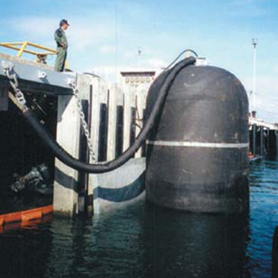 Amortisseur submersible approprié aux sous-marins ou aux bateaux dont le point d'impact peut être au-dessous de la ligne de flottaison.