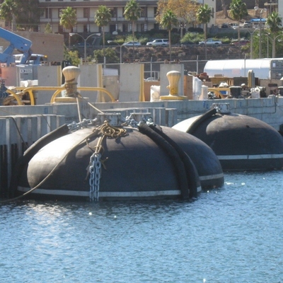 Pare-chocs pneumatique hydraulique submersible de bateau du caoutchouc naturel d'amortisseur pour la protection de bateau