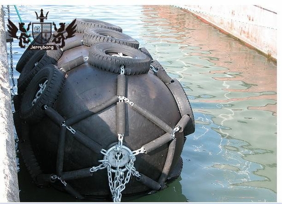 ISO 17357 Standard 50kPa/80kPa Fender en caoutchouc de Yokohama avec pneu et chaîne Fender flottant marin