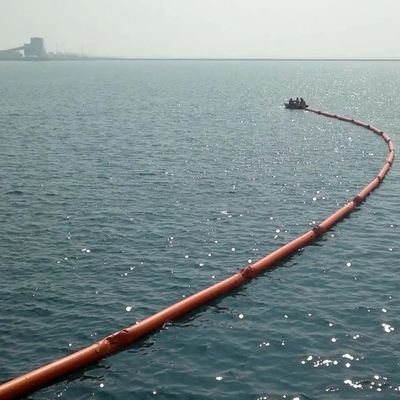 Boom de contention d'huile de caoutchouc en mousse de barrière flottante en PVC Port de contenant personnalisé / lac / boom pétrolier offshore