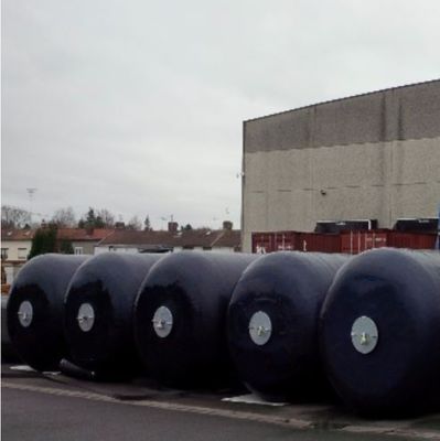 La peau de polyuréthane a adapté l'amortisseur aux besoins du client rempli de mousse pour la défense de dock