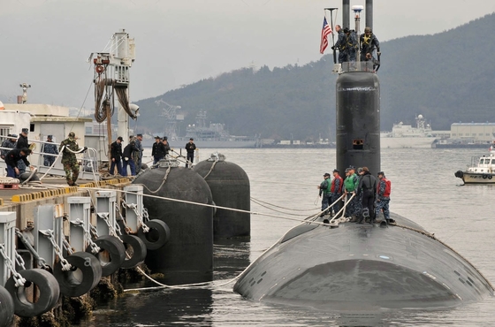 Amortisseur submersible approprié aux sous-marins ou aux bateaux dont le point d'impact peut être au-dessous de la ligne de flottaison.