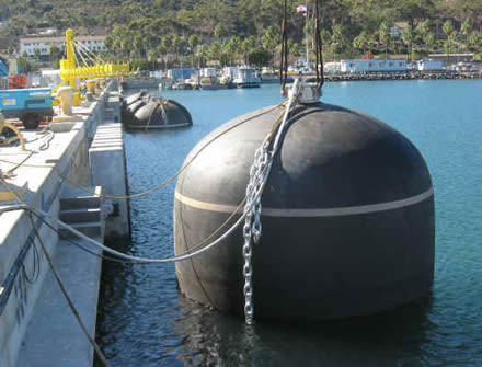 Amortisseur submersible approprié aux sous-marins ou aux bateaux dont le point d'impact peut être au-dessous de la ligne de flottaison.