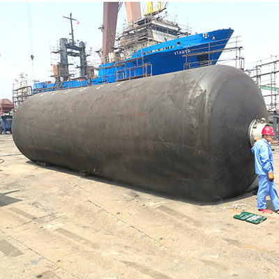 Amortisseur submersible approprié aux sous-marins ou aux bateaux dont le point d'impact peut être au-dessous de la ligne de flottaison.