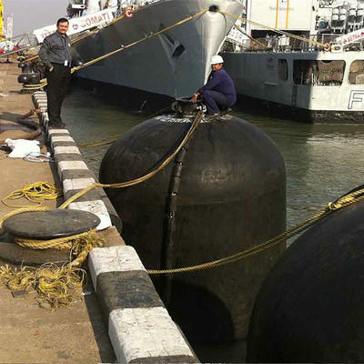Amortisseur submersible approprié aux sous-marins ou aux bateaux dont le point d'impact peut être au-dessous de la ligne de flottaison.