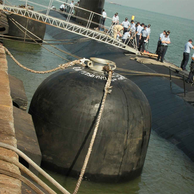 Amortisseur submersible approprié aux sous-marins ou aux bateaux dont le point d'impact peut être au-dessous de la ligne de flottaison.