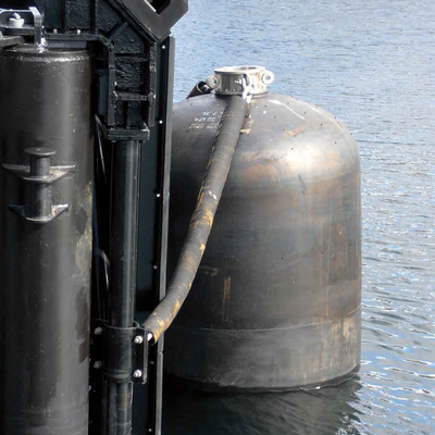 Amortisseur submersible approprié aux sous-marins ou aux bateaux dont le point d'impact peut être au-dessous de la ligne de flottaison.